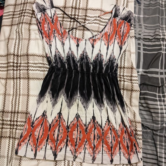 Hurley mini dress, cream/red/black print size large - Picture 1 of 3